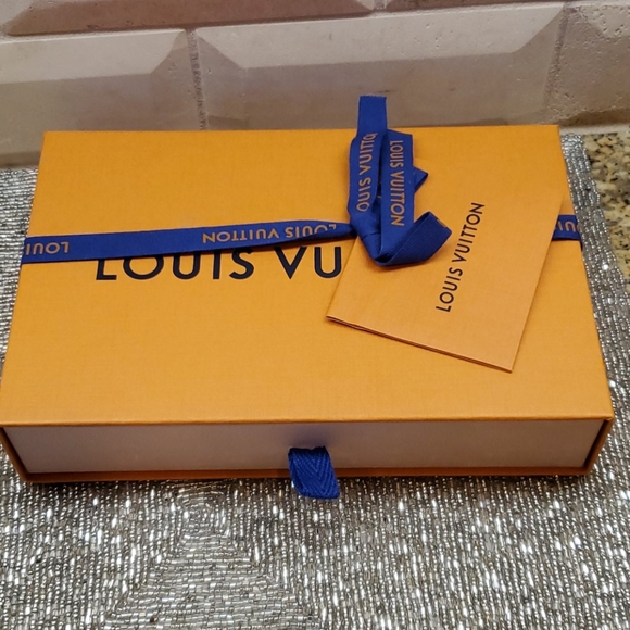 SOLD!!! LOUIS VUITTON "World" Bandeau - New In Box - Picture 7 of 8